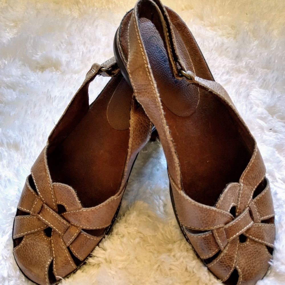 BareTraps Wear Ever Brown Leather Sandals. 8.5?